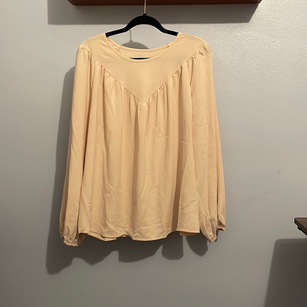 Women’s crème blouse. Boho. NWOT. Size medium